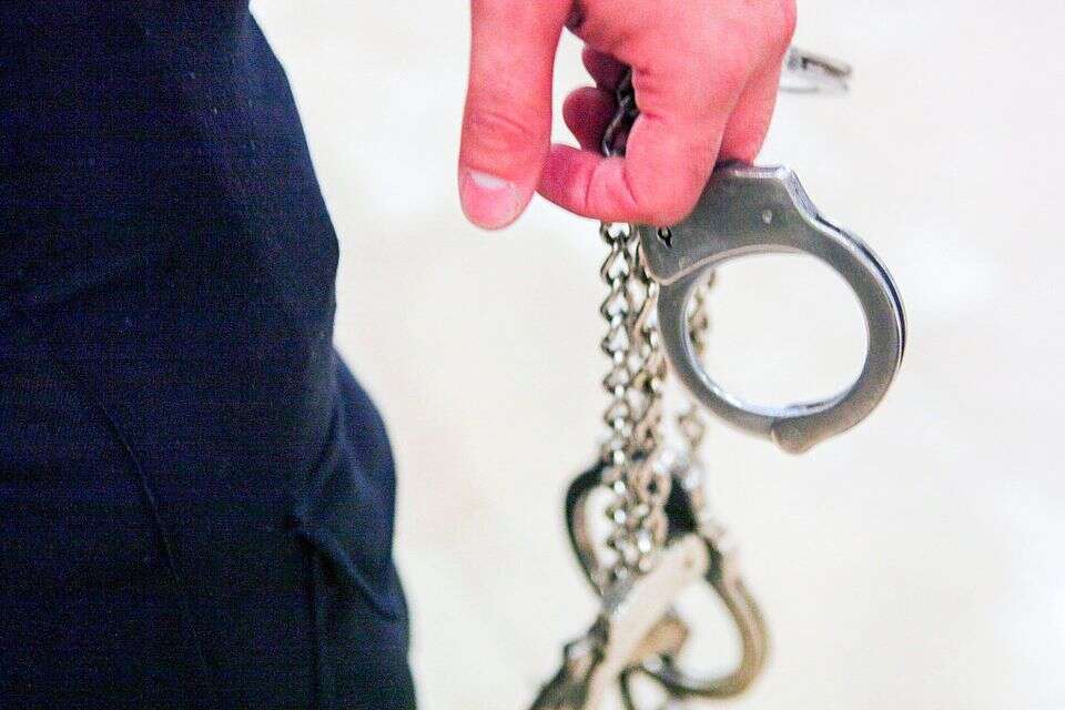 החשוד הוכיח כי הינו מסוכן לציבור (מעצר, אילוסטרציה) , ללא קרדיט