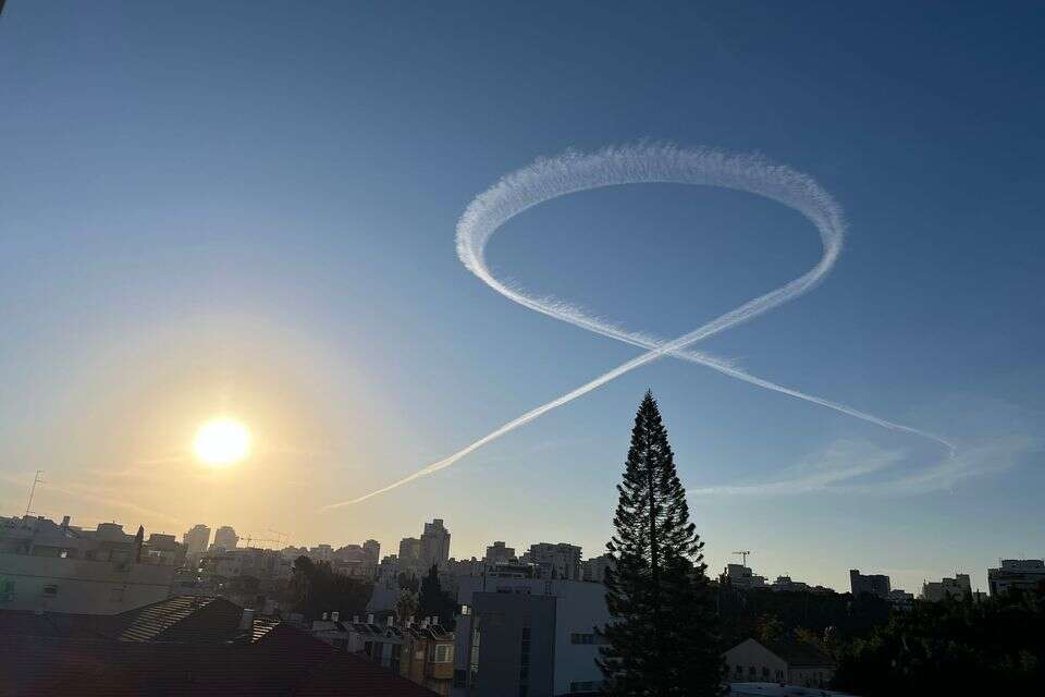 מעל גוש דן ובכל רחבי הארץ. סימן החטופים בשמיים: מתפללים לשובם של 100 החטופים הנוספים במהרה בשלום , .
