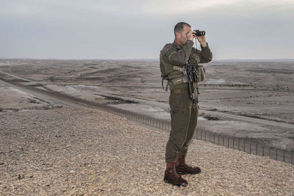 אל"ם רביב: "בסוף אוקטובר מתקשרת אלי המג"ד. 'אתה לא תאמין - אלו נשקים', היא אומרת. אמרתי 'אין מצב'. באתי וראיתי אקדחים עטופים בניילון" , דובר צה"ל