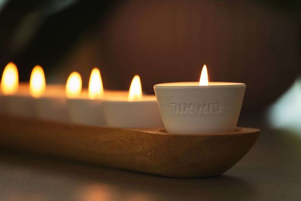 חנוכיית האור , גיל אבירם