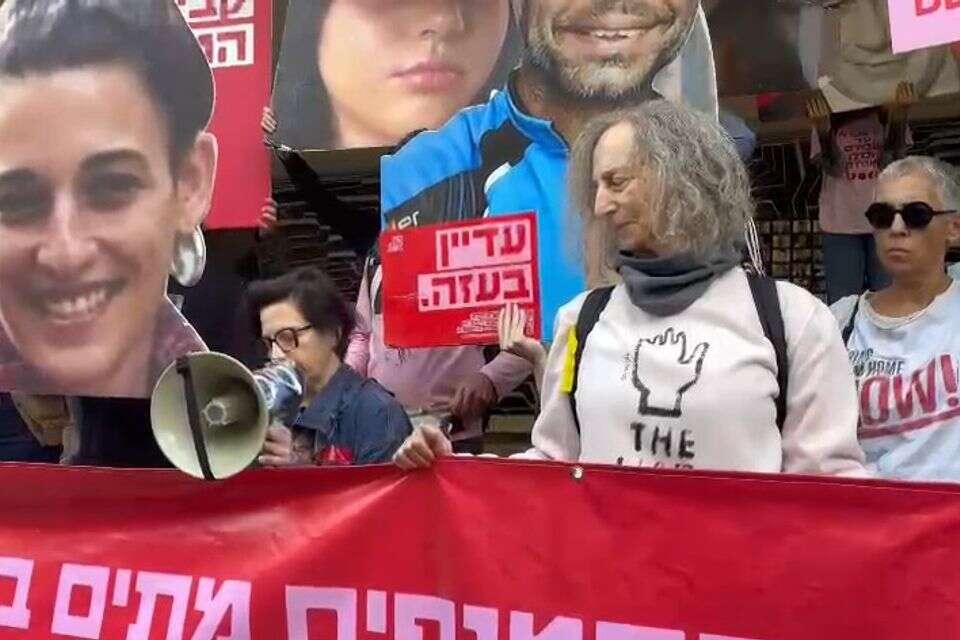 בני משפחות החטופים בהפגנה. 17 בדצמבר 2024 , צילום מסך מתוך הסרטון