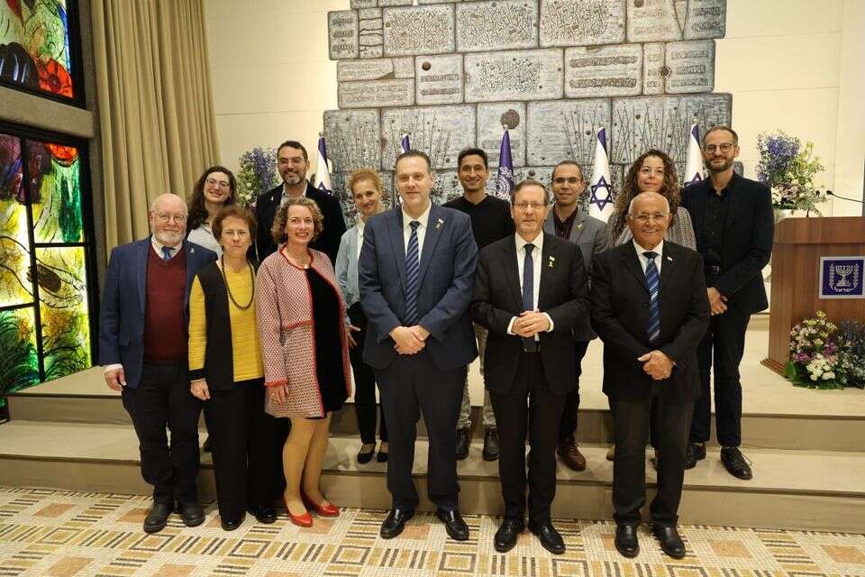 נשיא המדינה, יצחק הרצוג, שר התרבות והספורט, מיקי זוהר, יו״ר מרכז שזר, אביגדור קהלני ומנכ״לית מרכז שזר, מיכל שגיא בתמונה משותפת עם הזוכים בפרסי שזר תשפ״ד , דור סבג