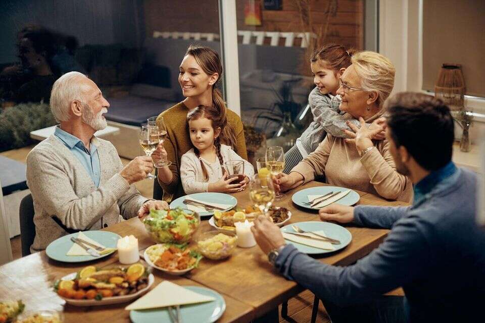 משפחה בארוחת ערב , freepik