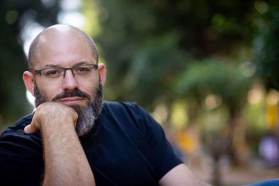ניר הירשמן רוב. העלילה מקורה בַּמציאות, בניסיון הליכודניקים החדשים, אנשים תקניים וסחים, לכבוש מבפנים את הליכוד , אריק סולטן