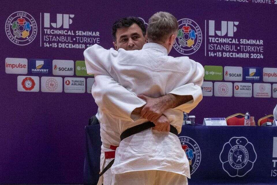 אחיזת דוב עם זרועות משולבות אסורה , IJF