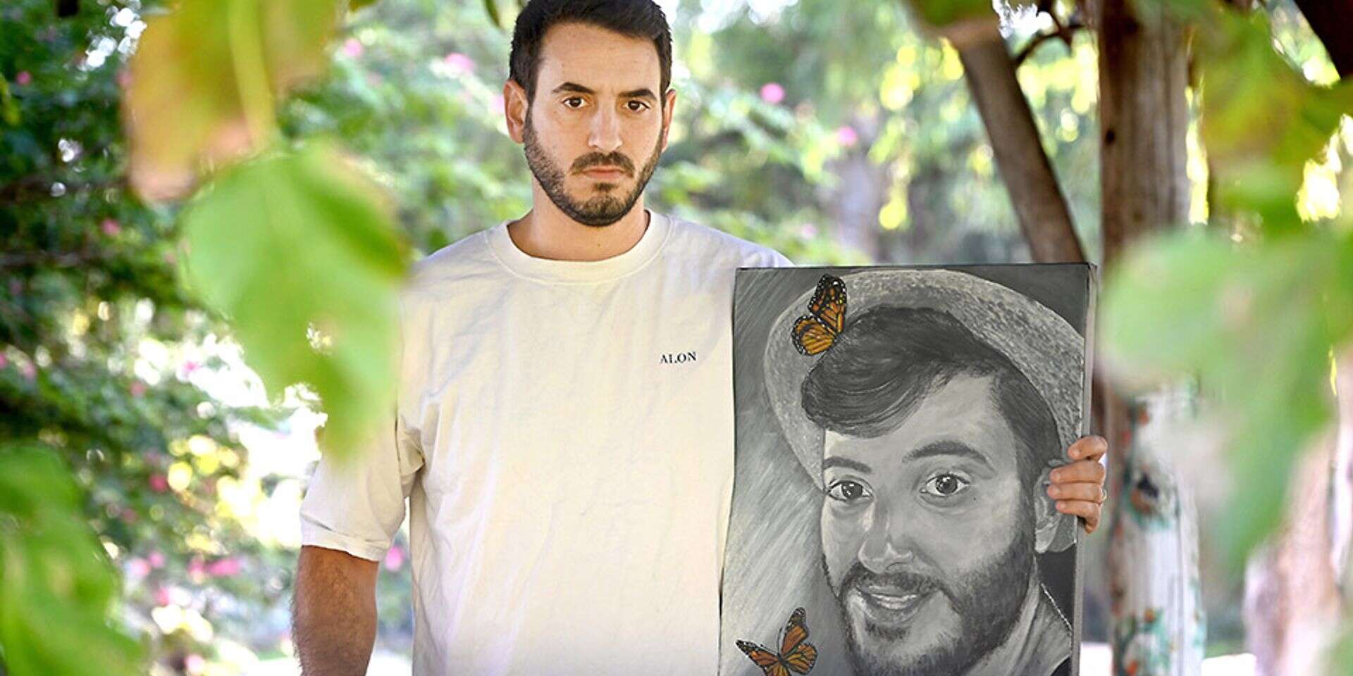 יונתן שמריז עם ציור של אחיו אלון ז"ל , אפרת אשל