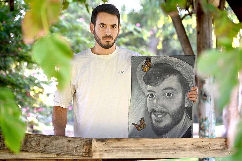 יונתן שמריז עם ציור של אחיו אלון ז"ל , אפרת אשל