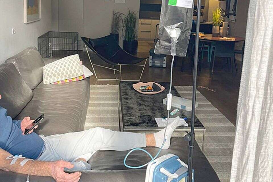 עמי מטופל בסלון ביתו , ללא
