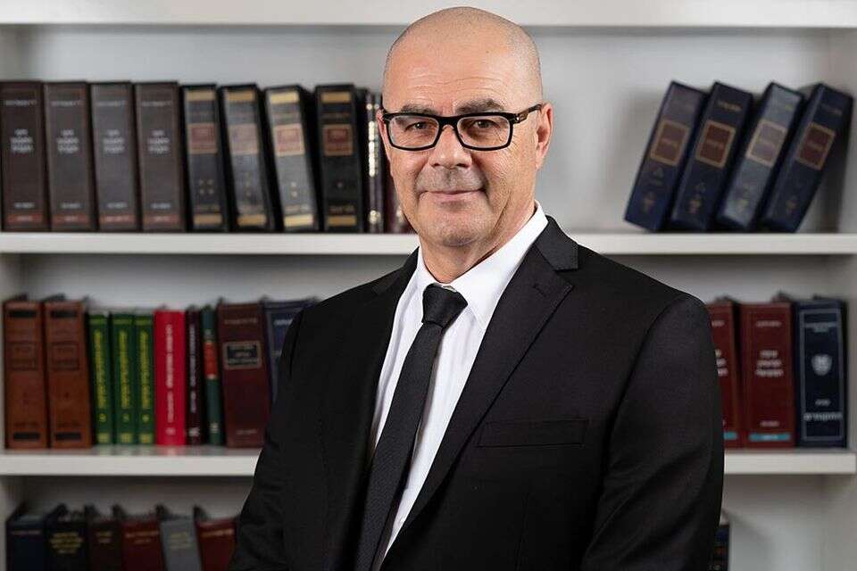 עו"ד דוד מאור , מיכאל צור