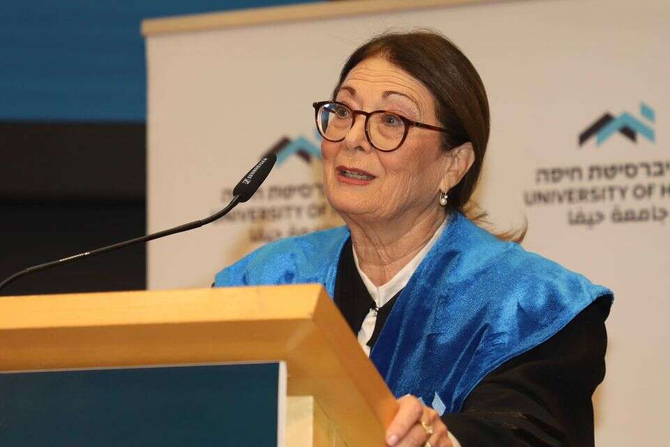 אסתר חיות , הרצי שפירא