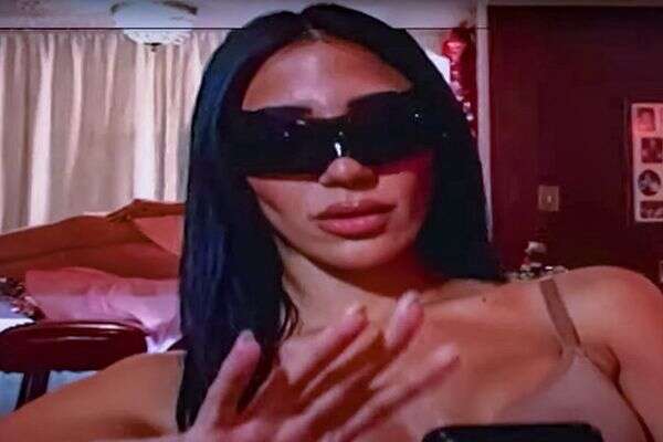 דני לוי בתפקיד קים קרדשיאן , מתוך "סנטה בייבי", יוטיוב