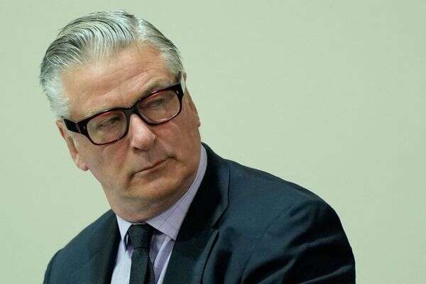 אלק בולדווין במהלך משפטו , RAMSAY DE GIVE/Pool via REUTERS/File Photo