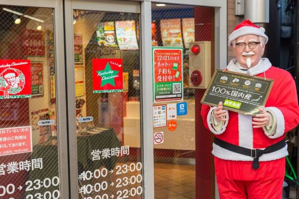 סניף KFC בטוקיו, מקושט לקראת חג המולד , Quality Stock Arts / Shutterstock