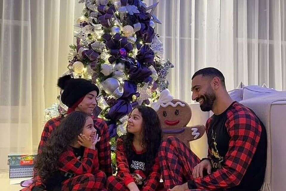 סלאח עם משפחתו אתמול לצד עץ חג המולד , צילום מסך