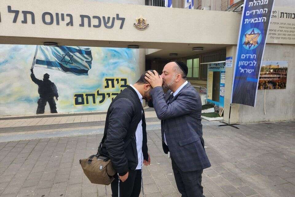 רגע לפני הגיוס, צעיר חרדי מקבל ברכה מאביו בלשכת הגיוס , איציק כהן
