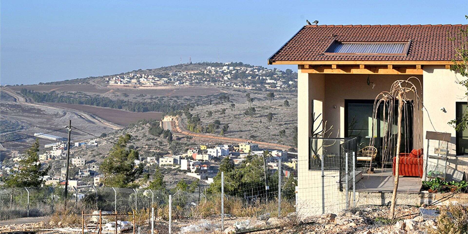 בית משפחת רמון בקיבוץ מירב, וממול הכפר ג'לבון , אפרת אשל