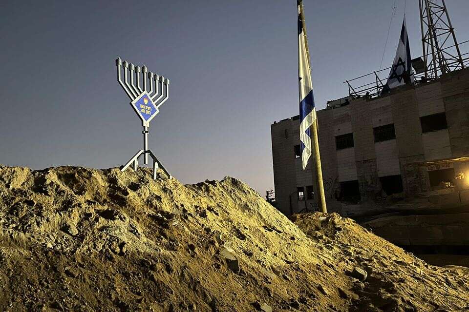לוחמים מדליקים נרות בחג החנוכה (ארכיון) , זהר עזר