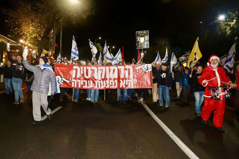 "הדמוקרטיה היא נפגעת עבירה": המונים פוקדים את ההפגנות ברחבי הארץ היום , הרצי שפירא