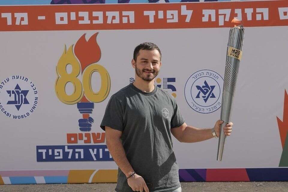 רס"ן אביתר זיתוני עם לפיד המכביה 2025 , רונן טופלברג