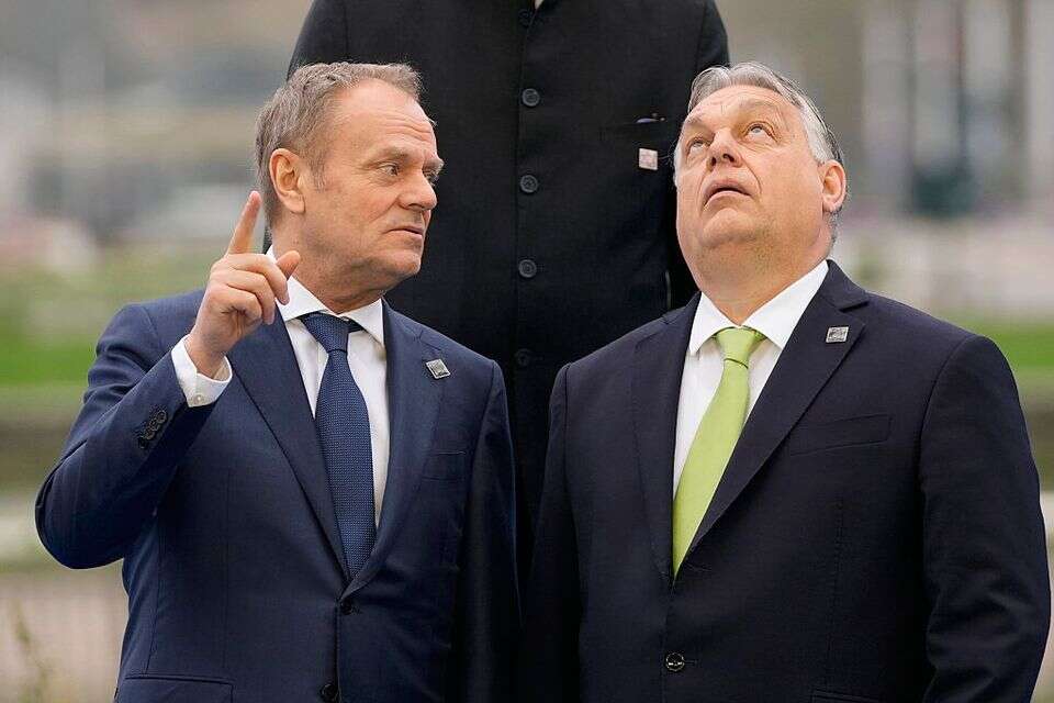 טוסק (משמאל) לצד אורבן. מחליף אותו בנשיאות התורנית  , אי.פי