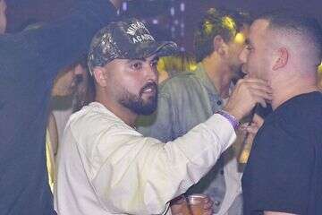 נשיקה עם פינס? אושר כהן חוגג