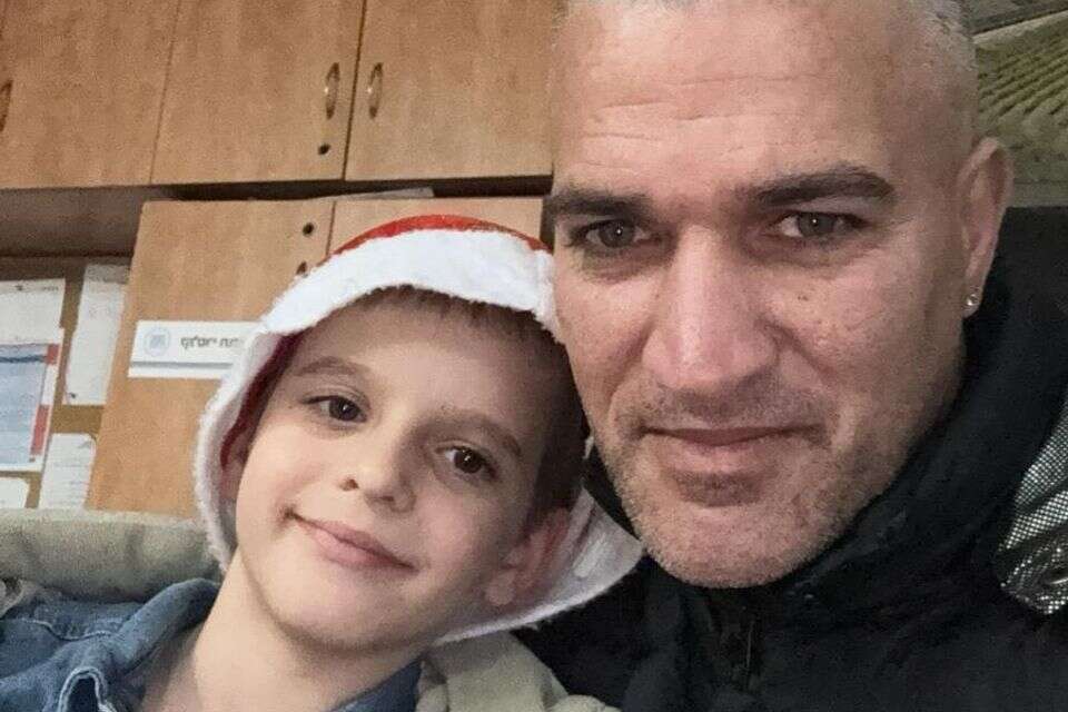 מרקו ומאיר ממתינים למשפחה בתחנה , רכבת ישראל (התמונה מאושרת לשימוש על ידי הורי הילד)