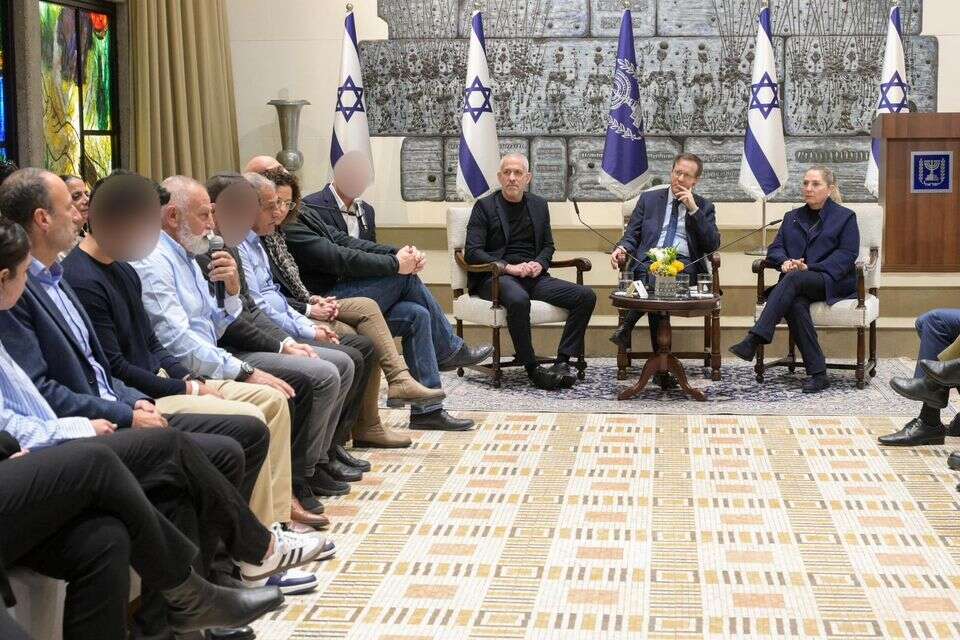 הנשיא הרצוג, רעייתו וראש השב"כ במפגש עם המשפחות השכולות של הארגון , דוברות בית הנשיא