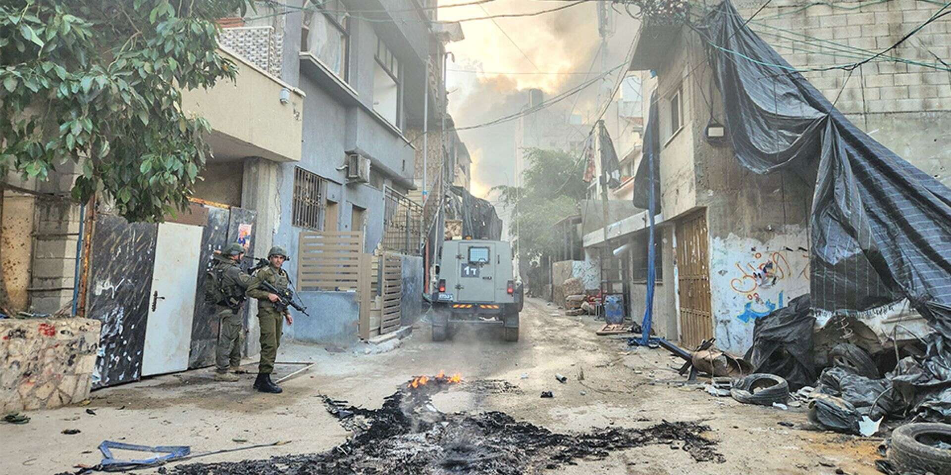 יש פה מלחמה. המח"ט כיוף בנור א־שאמס
, חנן גרינווד