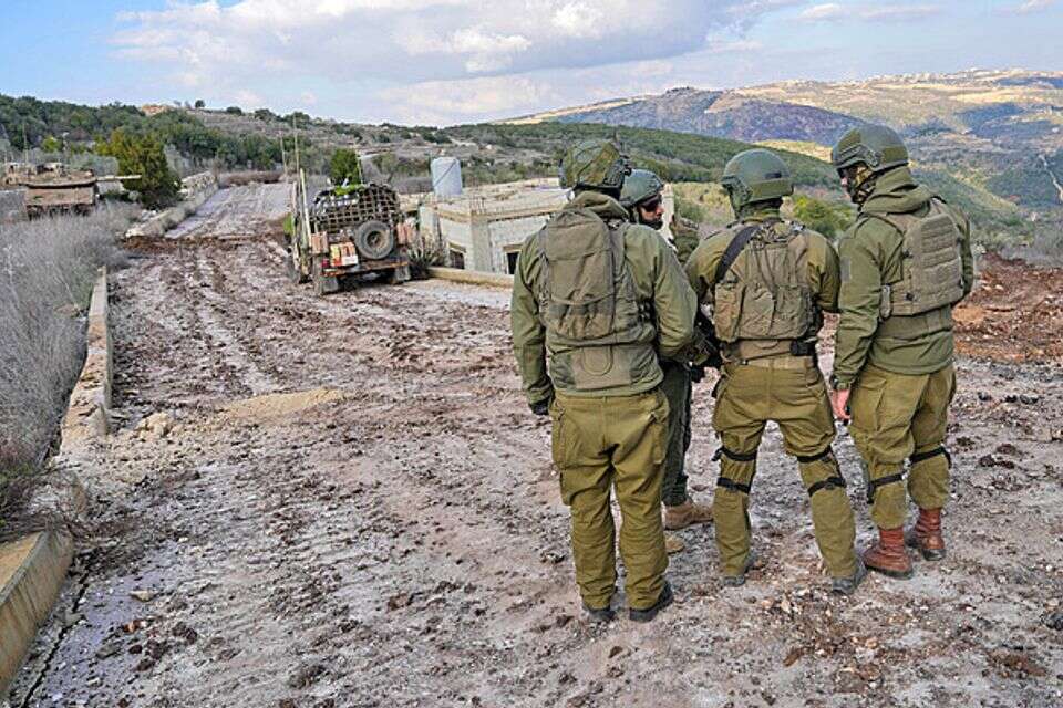 הכוחות סמוך לאחד הכפרים שסרקו , ללא קרדיט