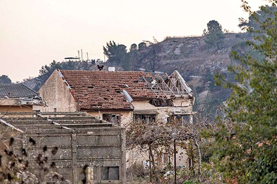 הריסות המלחמה במטולה , נעמה שטרן