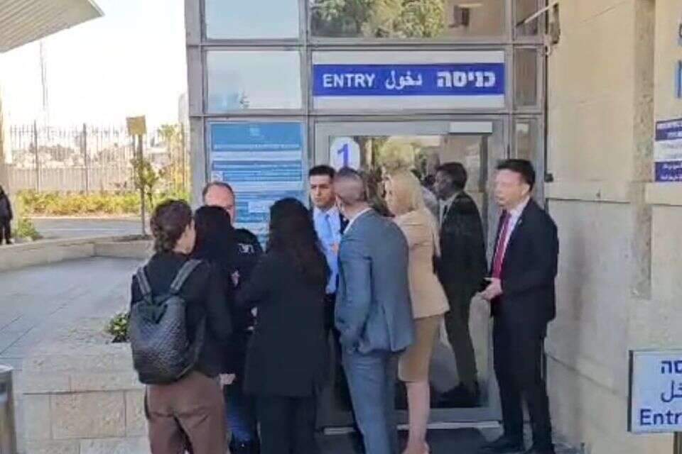 מאבטח הכנסת לא מאפשר לעינב צנגאוקר להכנס למשכן , דוברות מטה המשפחות להחזרת החטופים