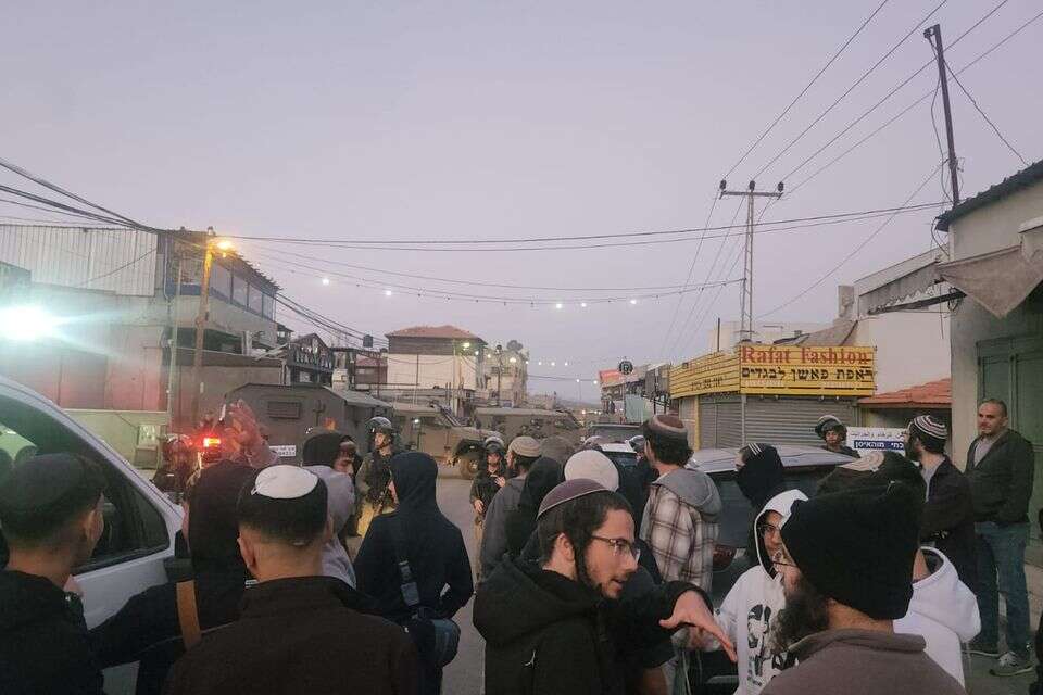 מתיישבים בפונדוק (ארכיון) , חנן גרינווד