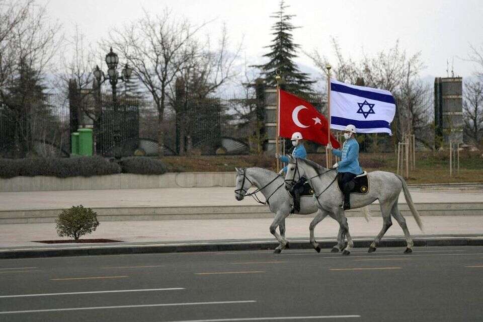 פרשים נושאים דגלי ישראל וטורקיה במהלך ביקור הרצוג במדינה (ארכיון) , אי.אף.פי