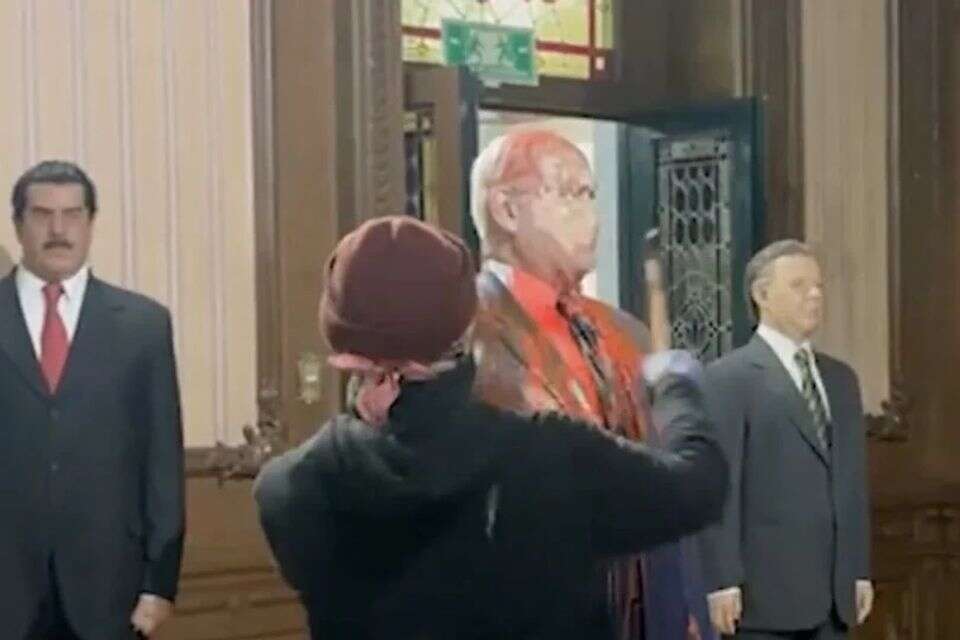 השחתת פסלו של נתניהו במוזיאון השאווה במקסיקו , צילום מסך