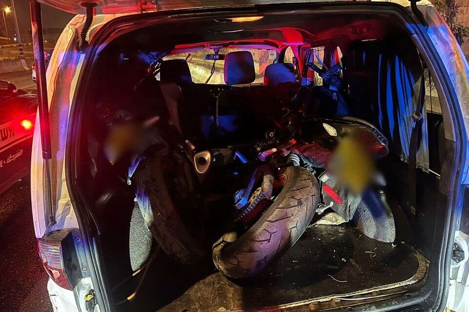 השוטרים ניהלו מרדף אחר שני שוהים בלתי חוקיים שנעצרו עם שני אופנועים גנובים , דוברות המשטרה