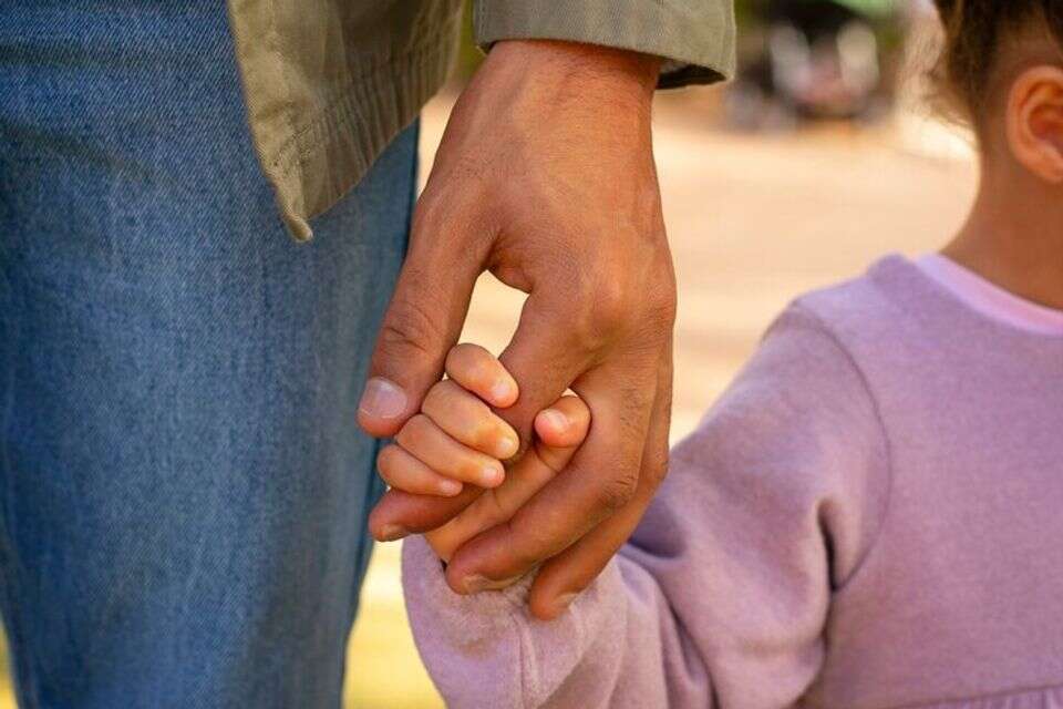 תמונת קרופ של יד אב אוחזת יד ילדה קטנה , freepik