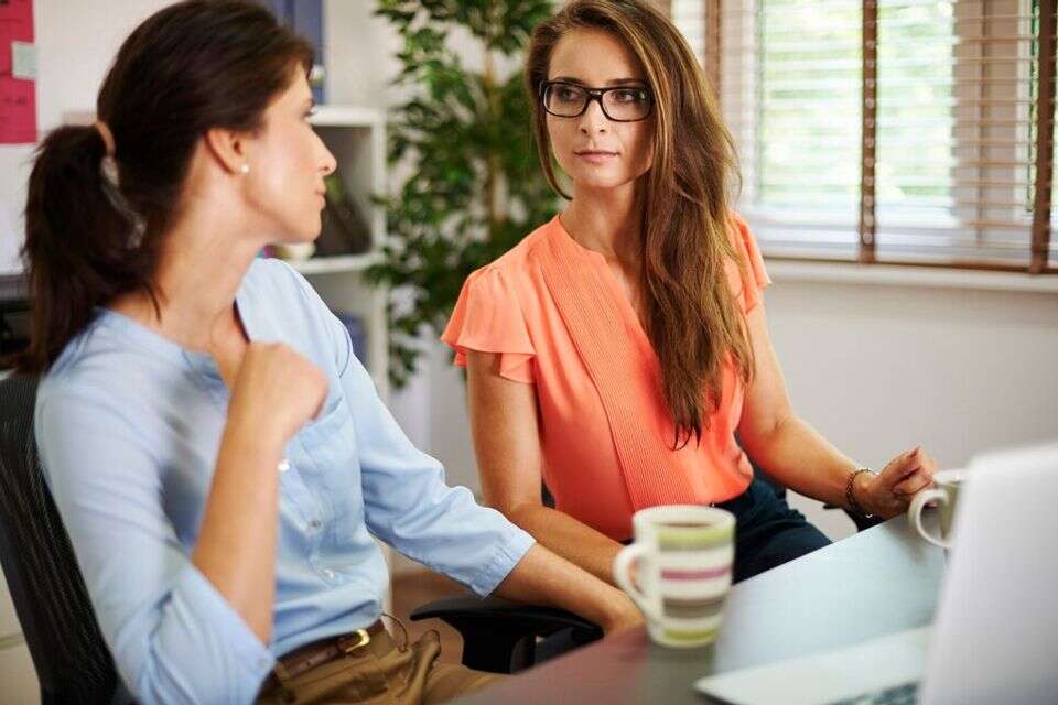  ביטויים יומיומיים, שנראים לנו תמימים, עלולים לגרום לאחרים להרגיש זלזול או התנשאות , freepik