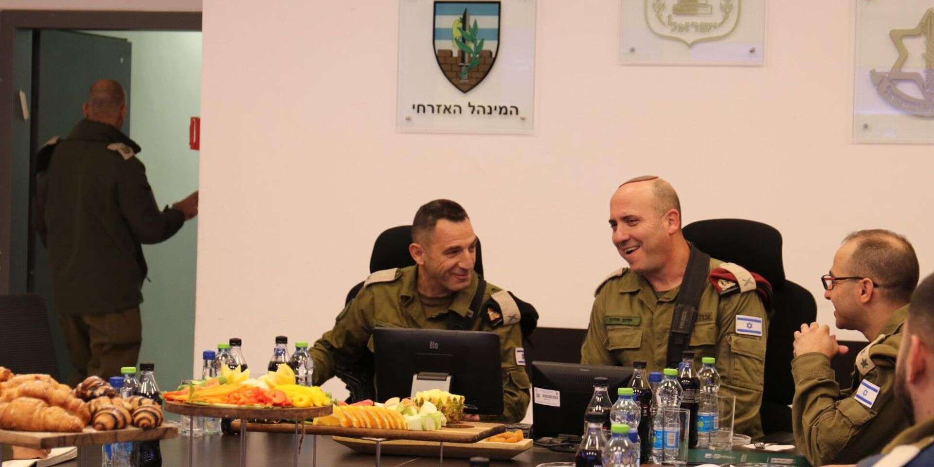 מפקד המנהל האזרחי תא"ל הישאם אבראהים וקצין לוגיסטיקה ראשי תא"ל חיים מלכי , דובר צה"ל