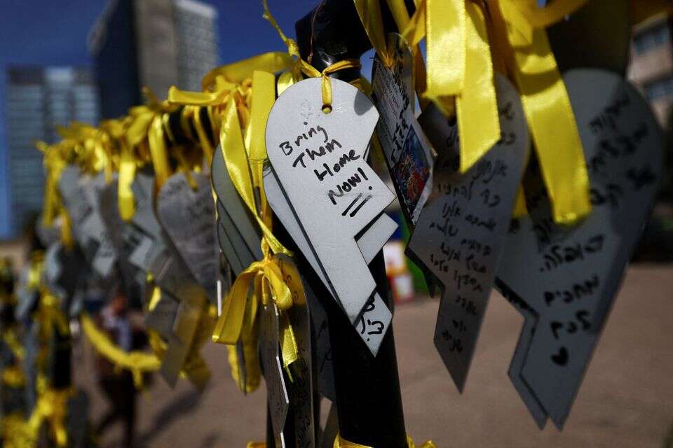שלטים הקוראים להשבת החטופים , רויטרס