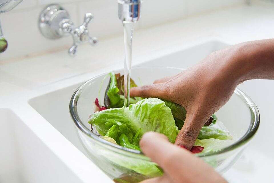 אז איך אתם שוטפים חסה? , Getty Images