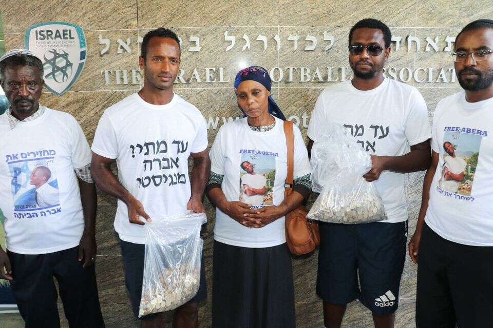 כדורגלן העבר שפעל לשחרור אברה מנגיסטו: 