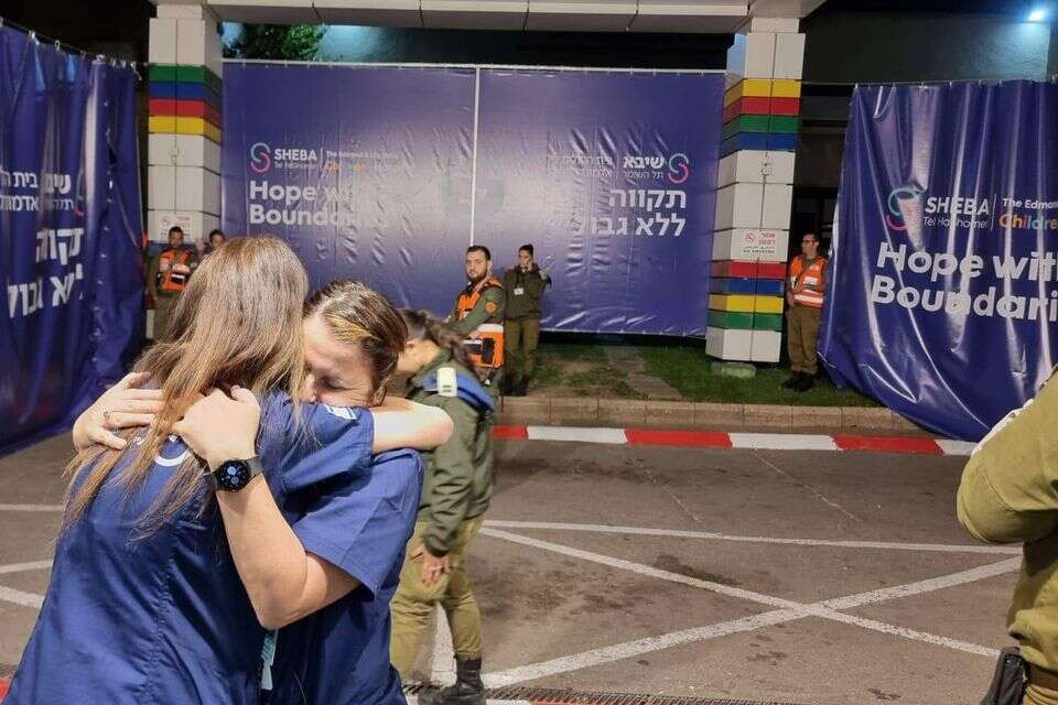 בשיבא. חיבוק נרגש לקראת חזרת החטופים , ביה"ח שיבא