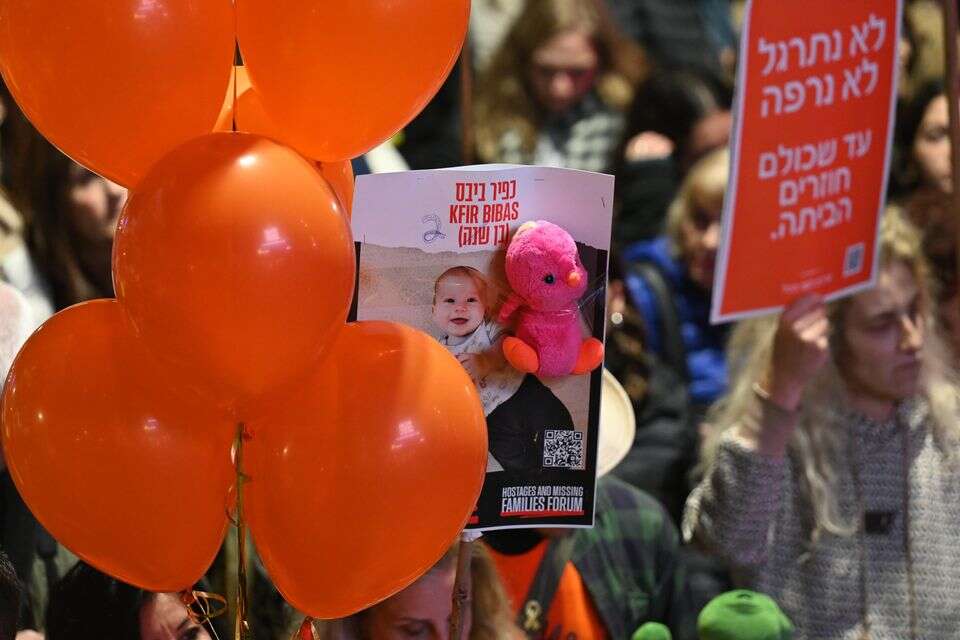 בלונים בכיכר החטופים לציון יום הולדת שנתיים לכפיר ביבס , .
