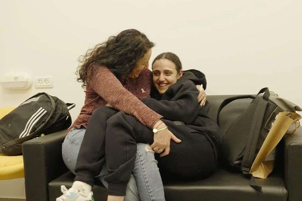 הפגישה בין רומי גונן לאימה מירב , ללא