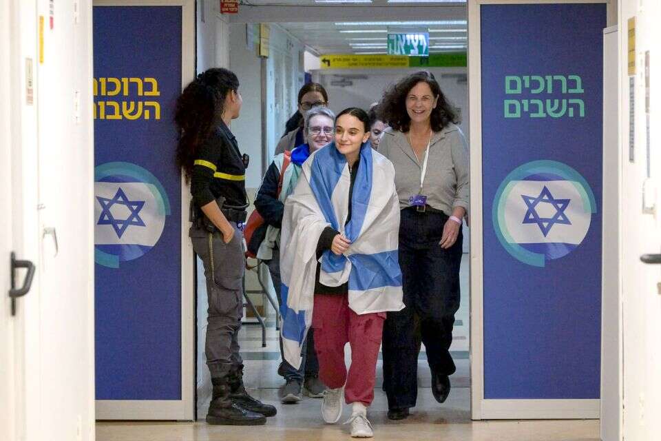 אמילי נכנסת בשערי המחלקה בשיבא , מעיין טואף/לע"מ