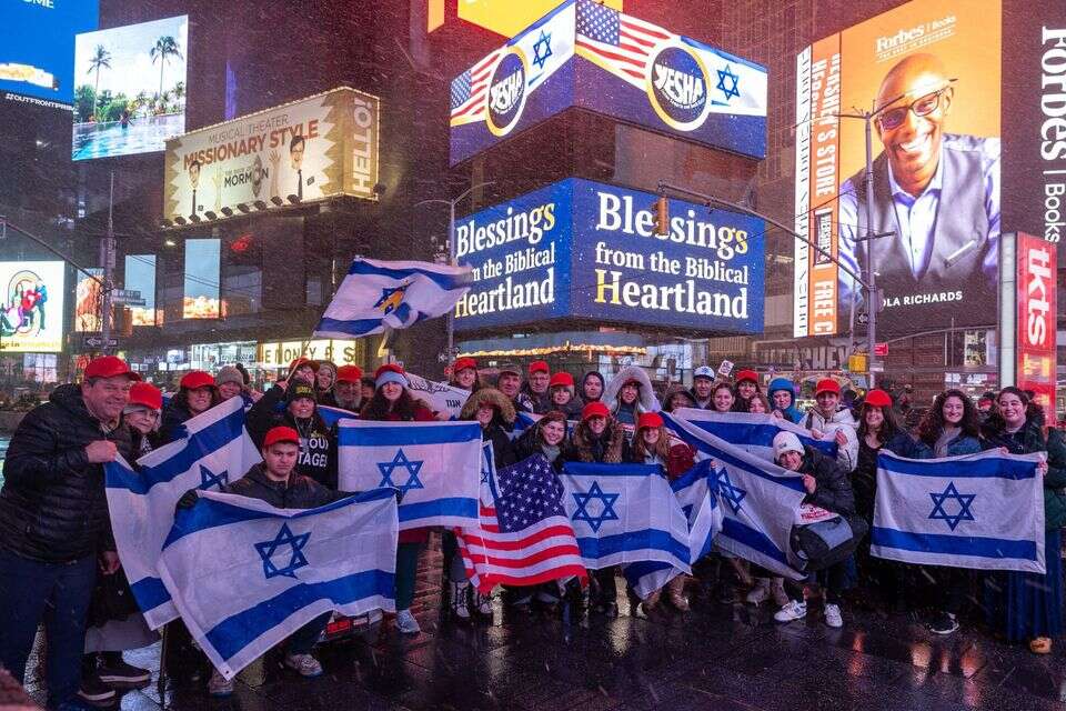 ראשי מועצת יש"ע ליד שלט תמיכה בטראמפ , מועצת יש"ע