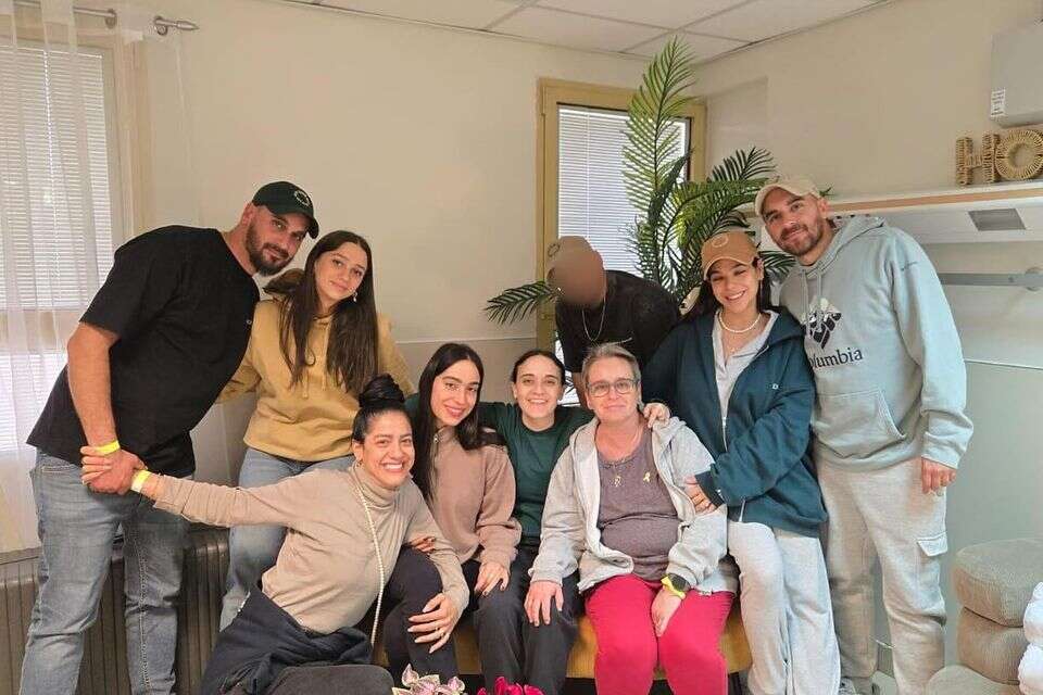 משפחתה של אמילי דמארי יחד איתה בבית החולים , מתוך אינסטגרם