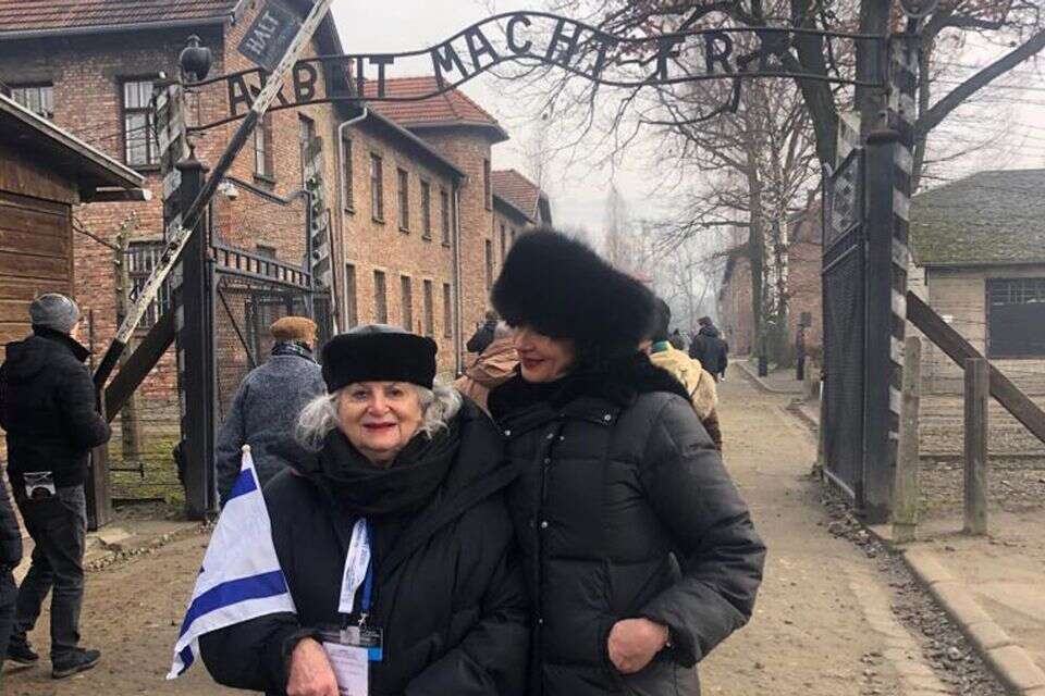 ניצחון כנגד כל הסיכויים. לאה עם אמה בכניסה לאושוויץ , .