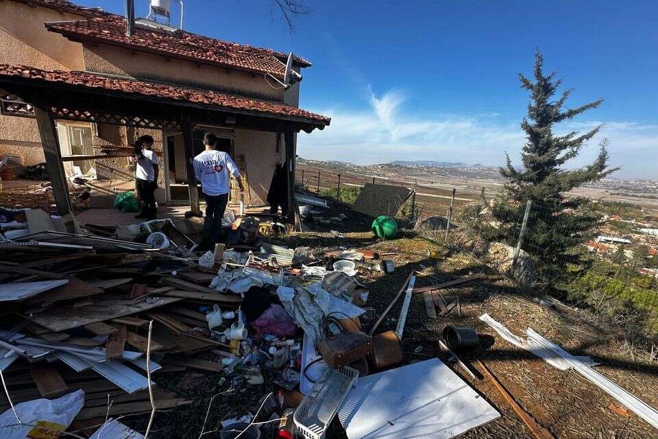 התנדבים של "לב אחד" מסייעים בבית שנהרס , ללא