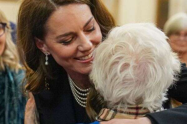 קתרין, נסיכת ויילס הבריטית פוגשת את ניצולת השואה איבון ברנשטיין במהלך טקס לציון יום הזיכרון לשואה וליום השנה ה-80 לשחרור אושוויץ-בירקנאו בגילדהול בלונדון ב-27 בינואר 2025 , Arthur Edwards / POOL / AFP